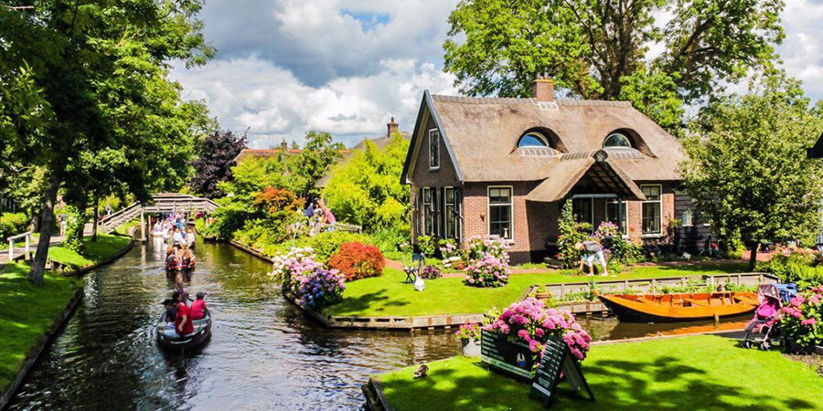 image of house in Giethoorn with flowery gardens