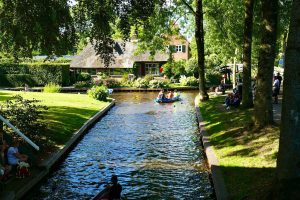 image for 3 reasons why one should visit giethoorn