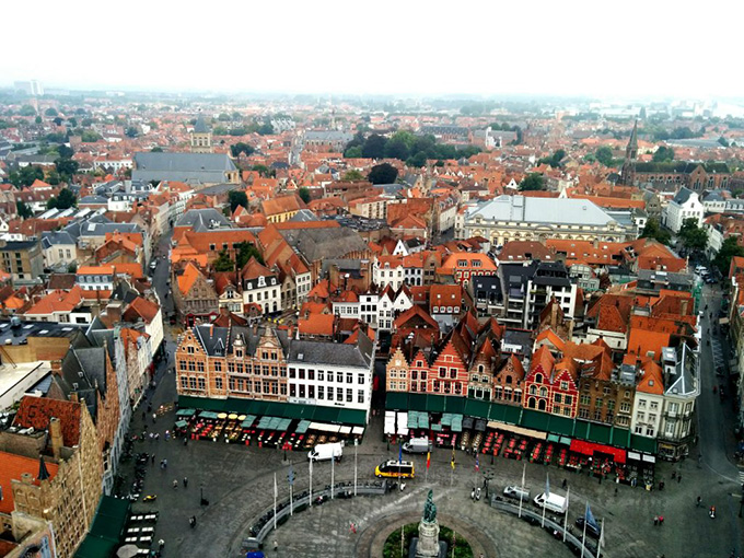 Image of square in the center of bruges