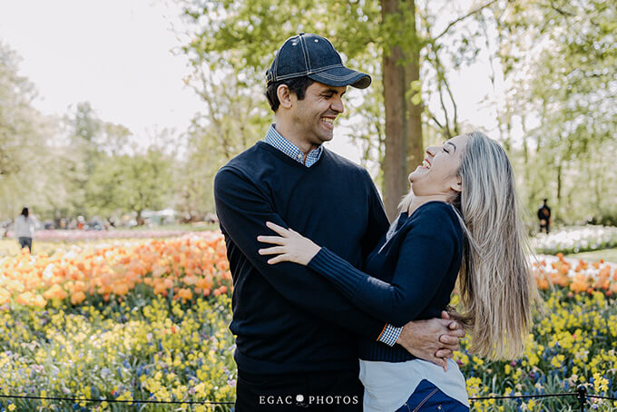 image of couple doing a photo shoot in Amsterdam