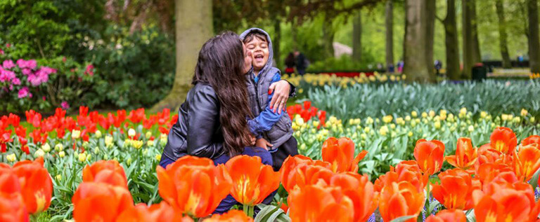 image of mother and child in Keukenhof.