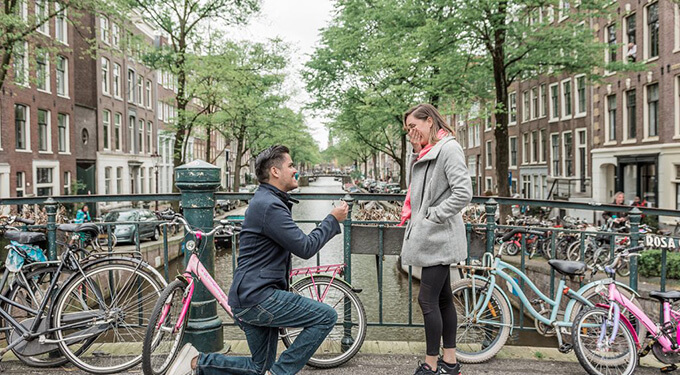 Image of man of his knee proposal mariage
