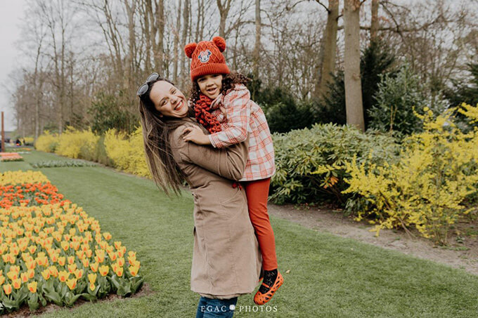Image of mother and daughter doing the keukenhof tour