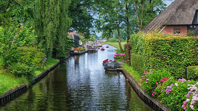 image of boat tout in giethoorn