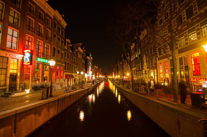 Image of Amsterdam at night in canal