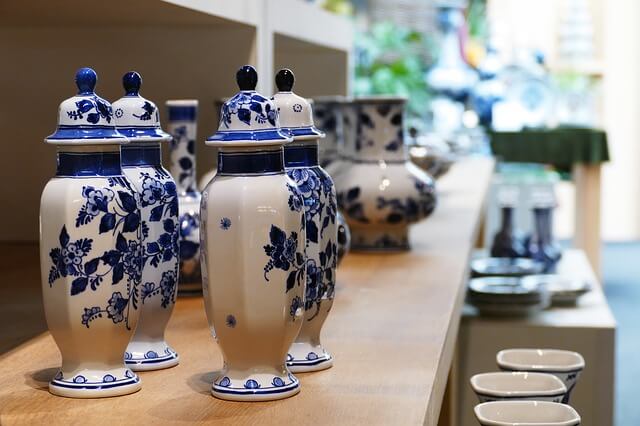 image of typical porcelain from Delft