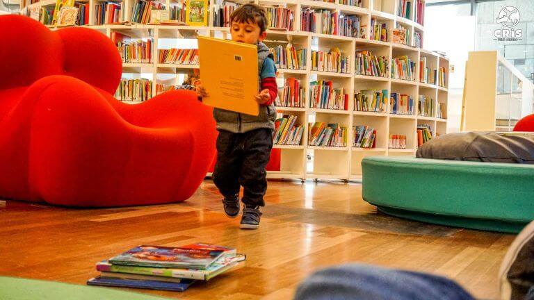 image of child inside library in Amsterdam