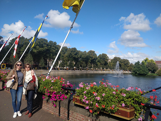 Image of tourists doing The Hague Tour.