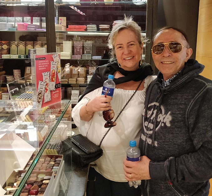 Image of couple taking the shopping tour in Amsterdam