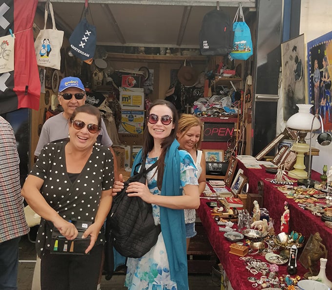 Image of mother and daughter taking the shopping tour in Amsterdam